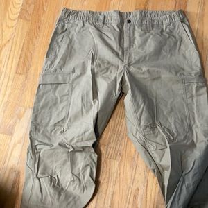 Men’s tactical pants with zipper pockets